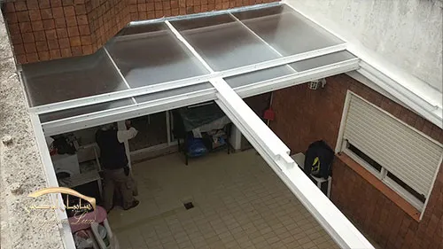 کیفیت موتور و سایر قطعات استفاده شده در سقف متحرک، تأثیر مستقیمی بر طول عمر و عملکرد آن دارد. استفاده از موتورهای بیکیفیت یا قطعات نامرغوب، میتواند به سرعت منجر به خرابی سقف و ایجاد هزینههای تعمیر و تعویض شود.