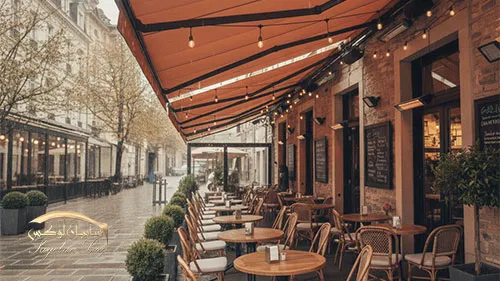 برای صاحبان کسبوکارهایی مانند کافهها و رستورانها، هر متر مربع از فضا حکم سرمایه را دارد. سایبانهای متحرک به این مشاغل اجازه میدهند تا از فضای بیرونی خود در تمام طول سال برای پذیرایی از مشتریان استفاده کنند. این موضوع مستقیماً بر افزایش درآمد تاثیر دارد، زیرا مشتریان ترجیح میدهند در محیطی با تهویه طبیعی اما محفوظ از باد و باران بنشینند.