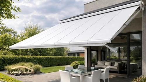 سایبان متحرک UPVC: UPVC به دلیل خواص فیزیکی منحصربهفرد خود، از جمله مقاومت فوقالعاده در برابر رطوبت، اشعه UV، تغییرات دمایی و ضربه، به عنوان یک ماده ایدهآل برای کاربردهای بیرونی شناخته میشود.